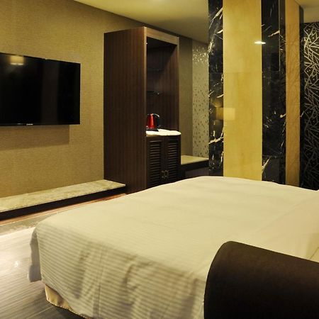 Maple Hotel Second Branch Тайнан Екстериор снимка
