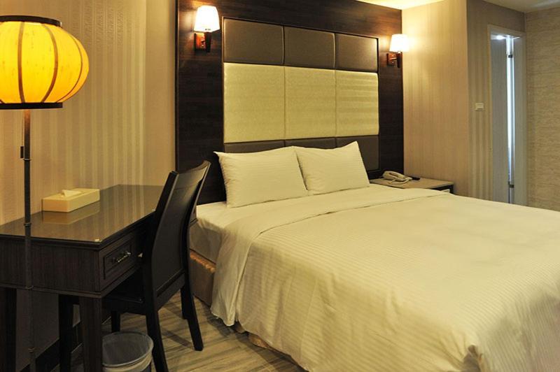 Maple Hotel Second Branch Тайнан Екстериор снимка