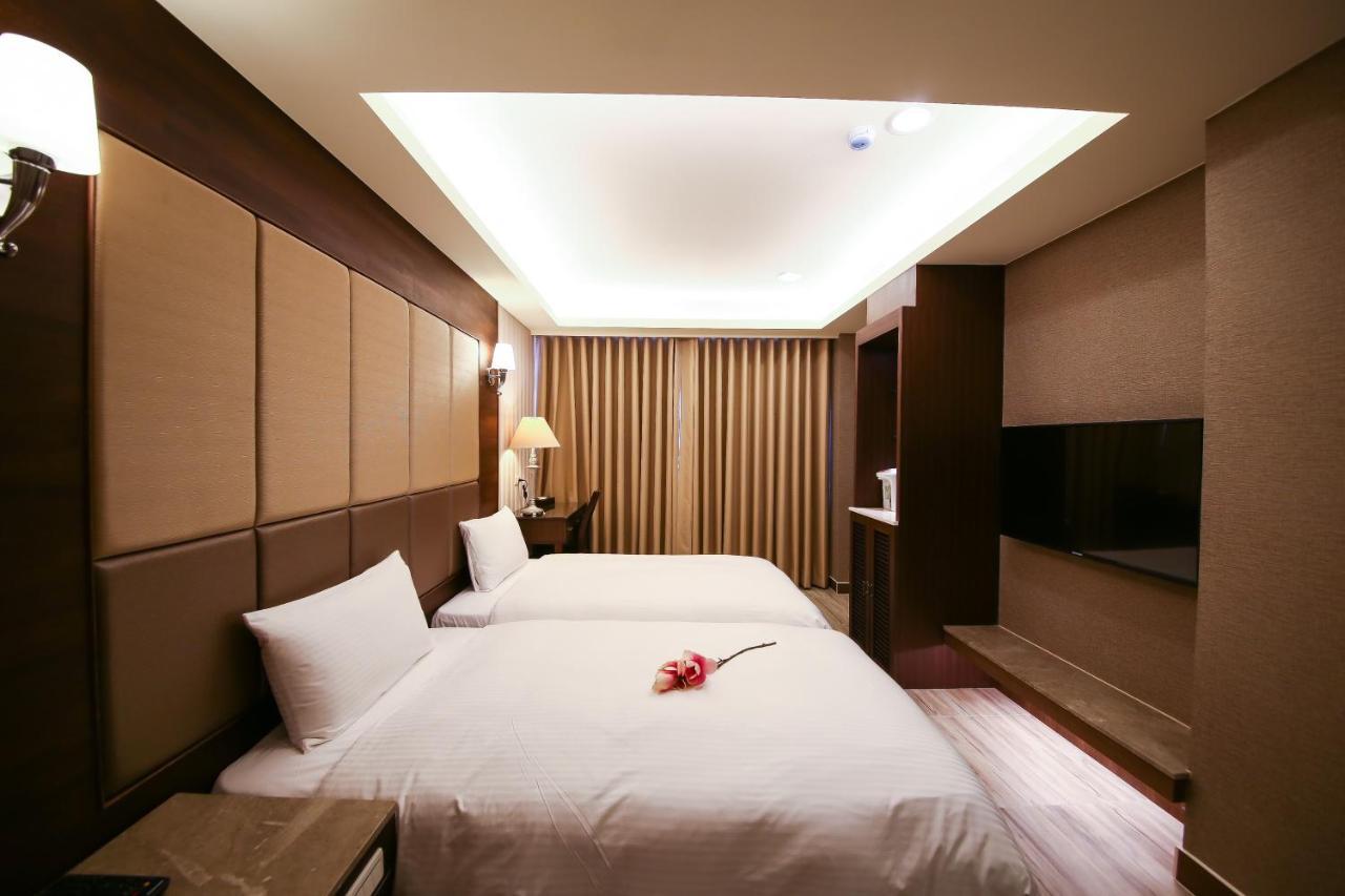Maple Hotel Second Branch Тайнан Екстериор снимка
