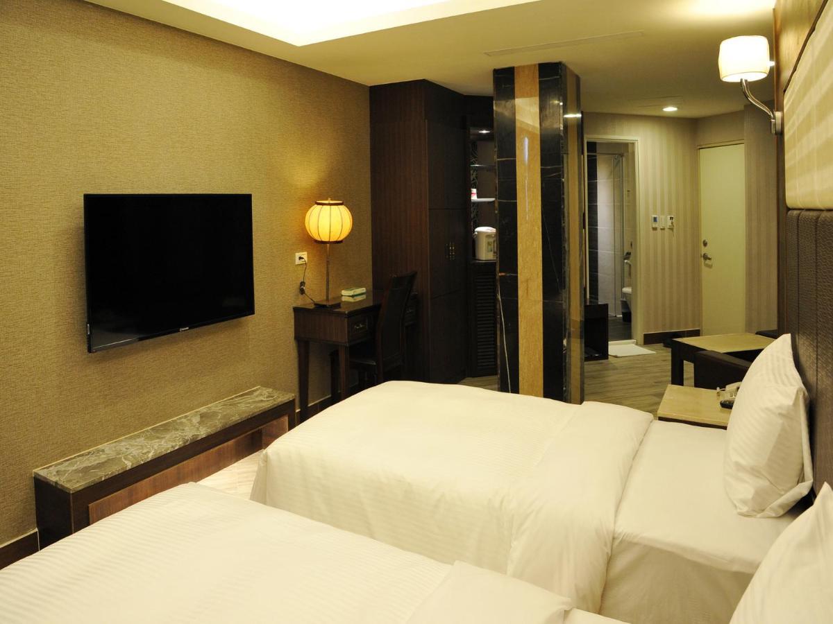 Maple Hotel Second Branch Тайнан Екстериор снимка