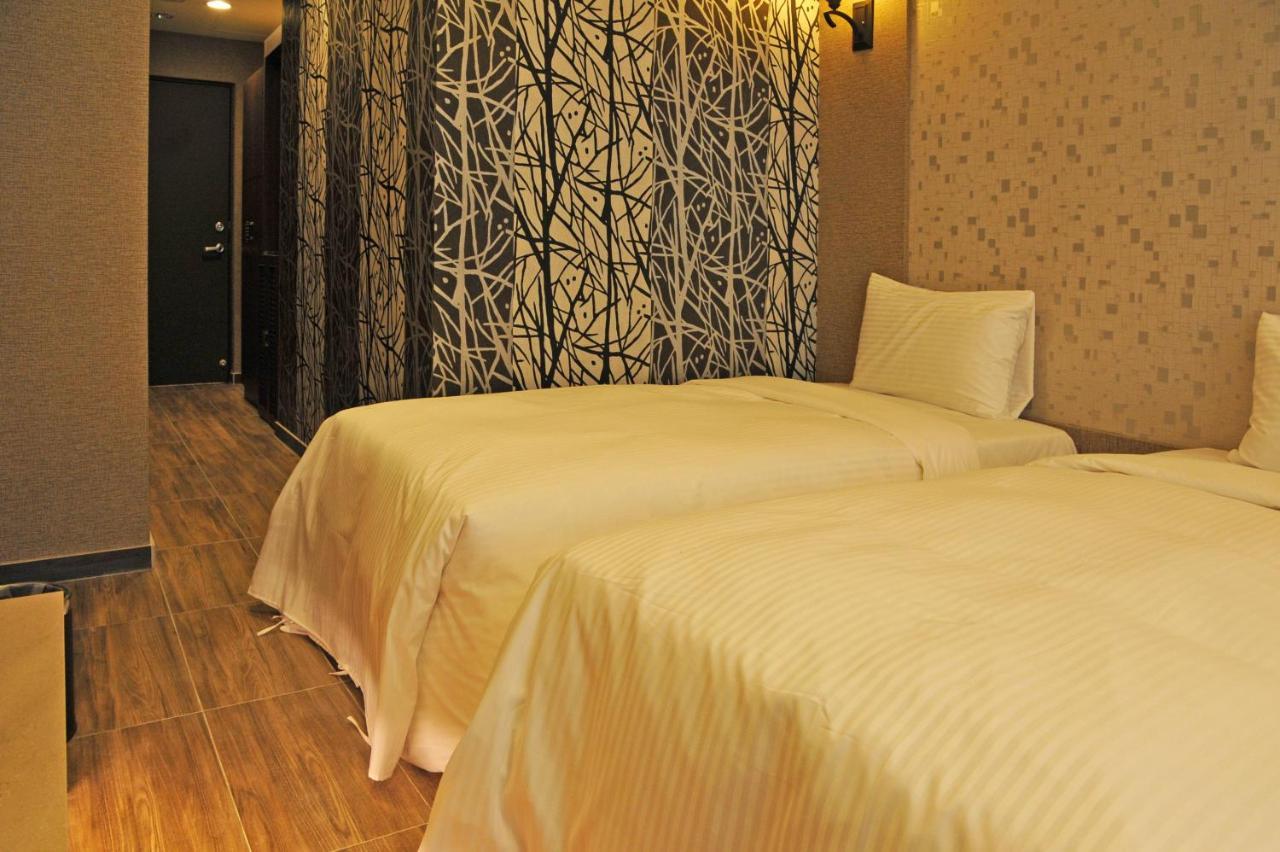 Maple Hotel Second Branch Тайнан Екстериор снимка