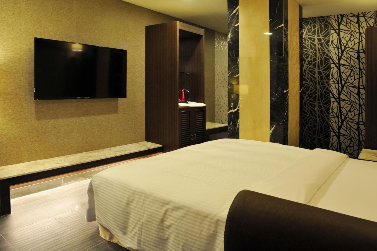 Maple Hotel Second Branch Тайнан Екстериор снимка